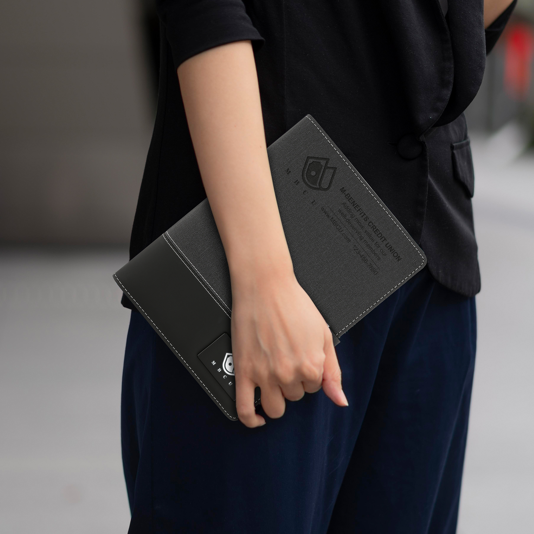 Executive 8000mAh Charging Portfolio With 16GB USB Drive 5