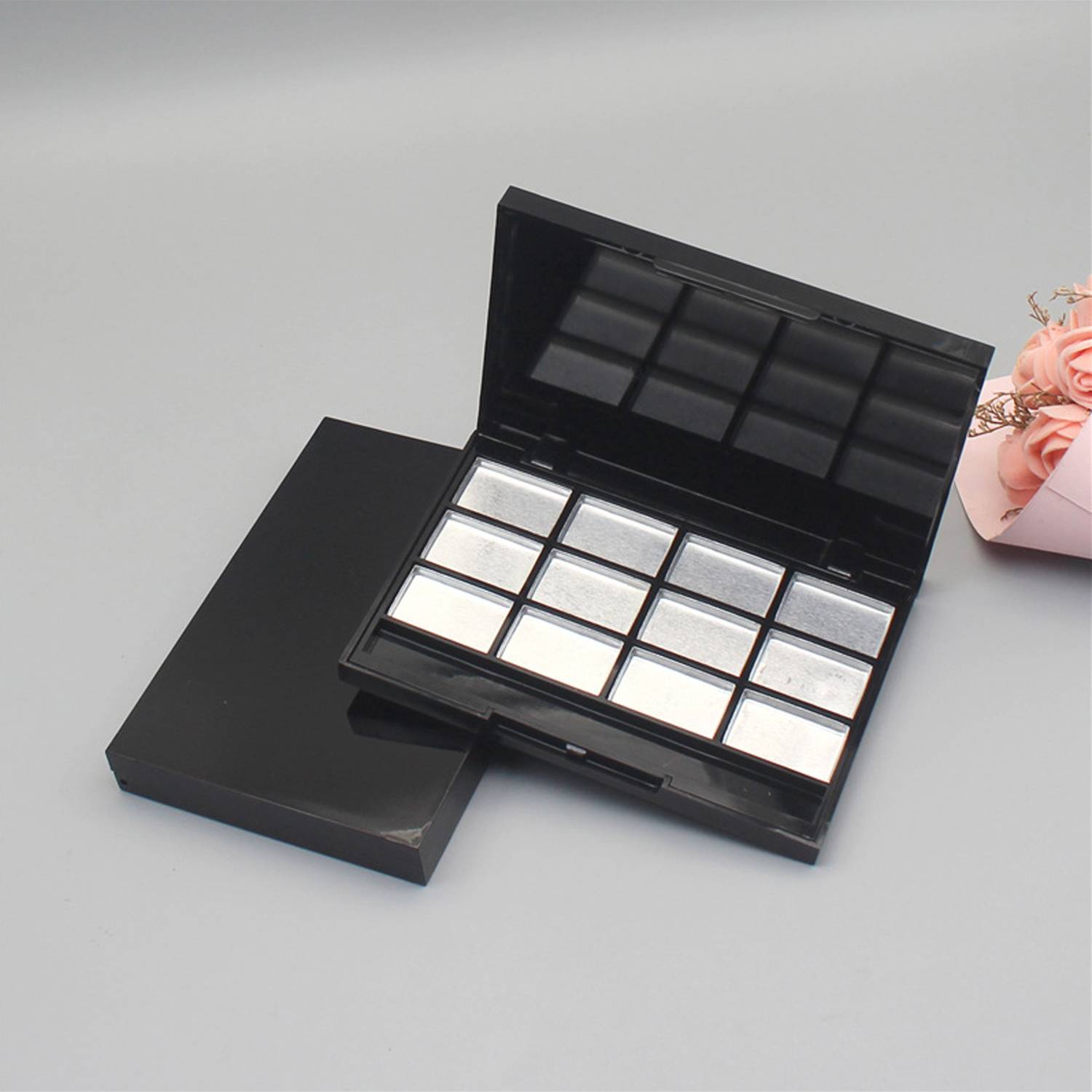 Empty makeup box with 12 grids and a brush slot 1