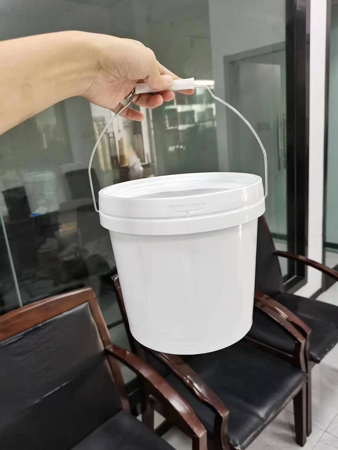 1 Gallon Capacity Bucket with Metal Handle 2