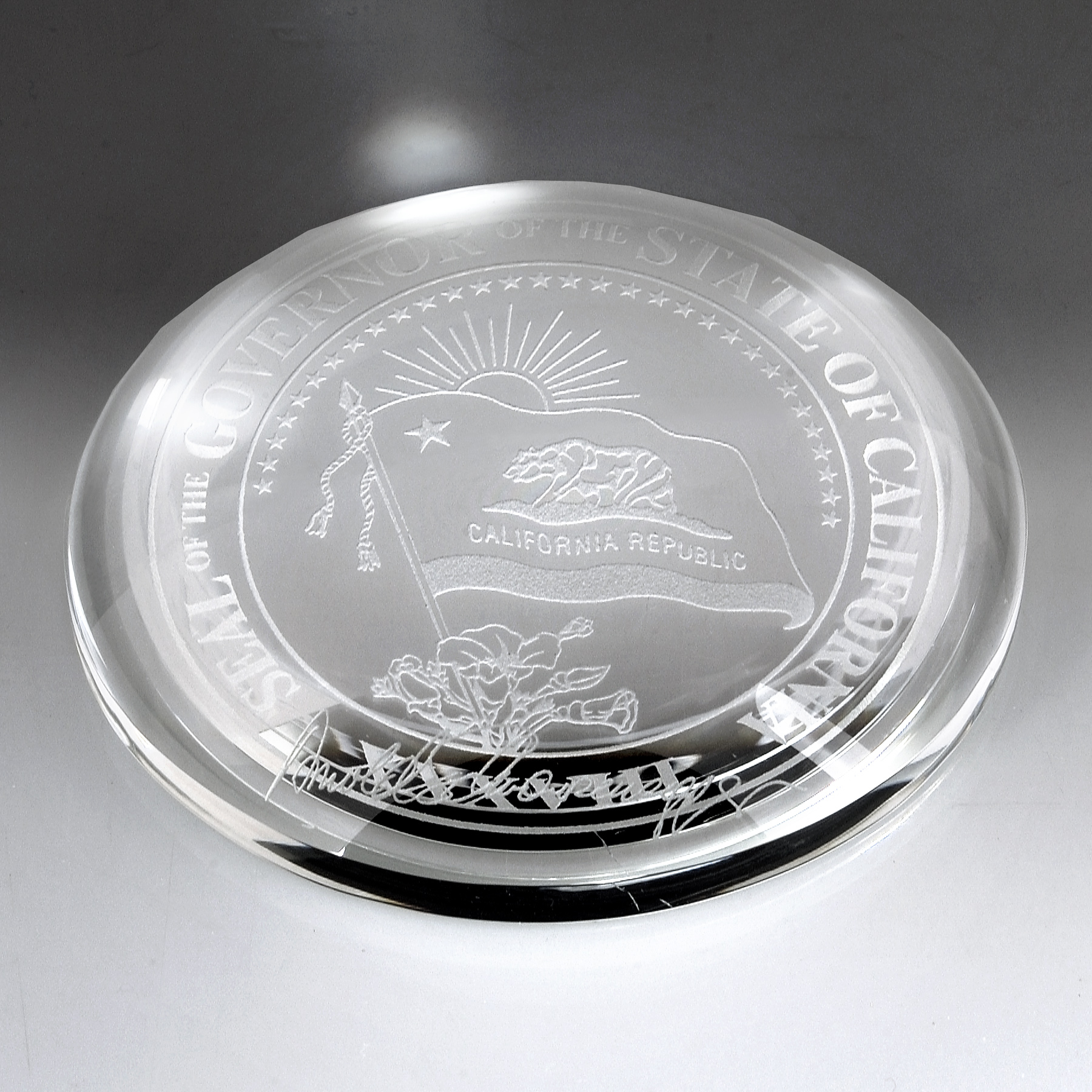 3-1/4" Magnifier Paperweight 2