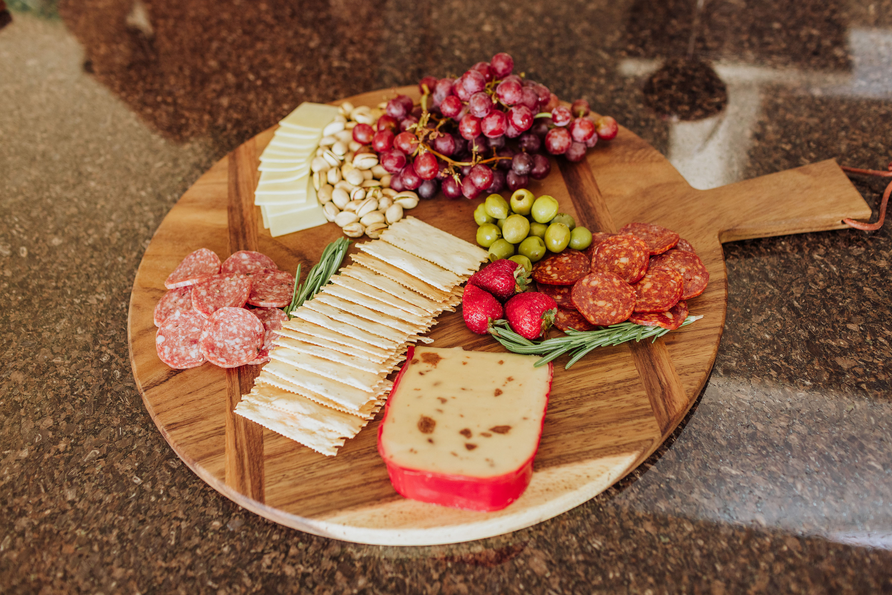 Madera Round Charcuterie Board - 22.5" x 18" 4