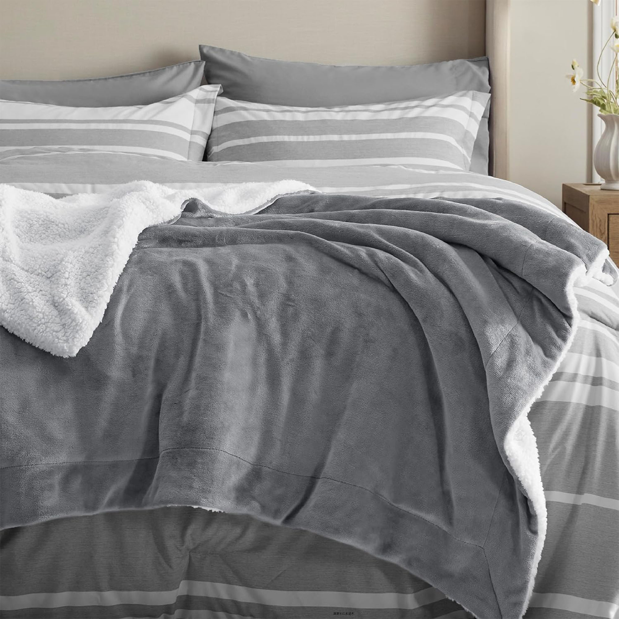 Polyester Dual-Layered Fleece Blanket With Sherpa Backing For Cozy Nights 3