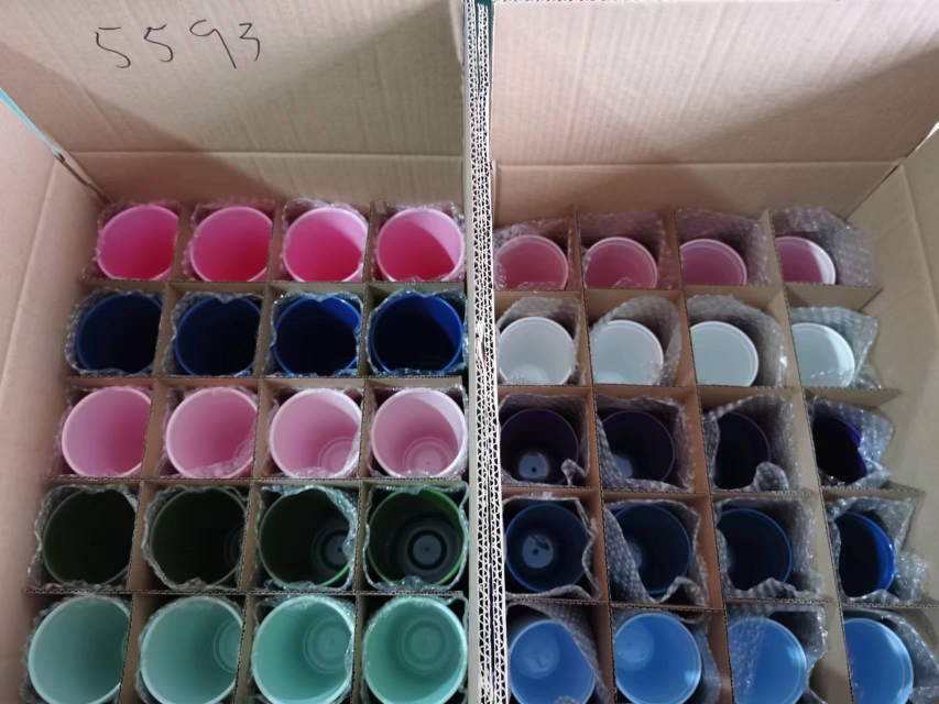 24 OZ Glitter Reusable Color Changing Cups w/ Lids & Straws in Cold Water 3